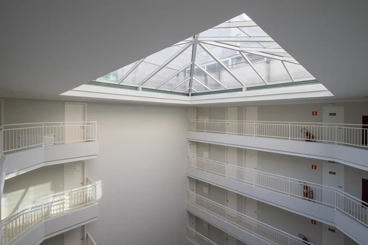 One-bedroom apartment in a building with a coworking space — photo 9