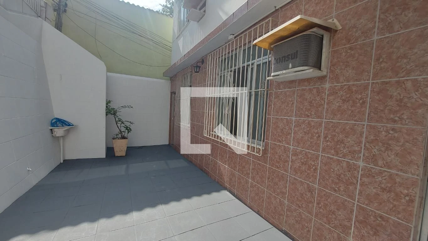 Unfurnished house with 2 bedrooms, 2 baths and garden