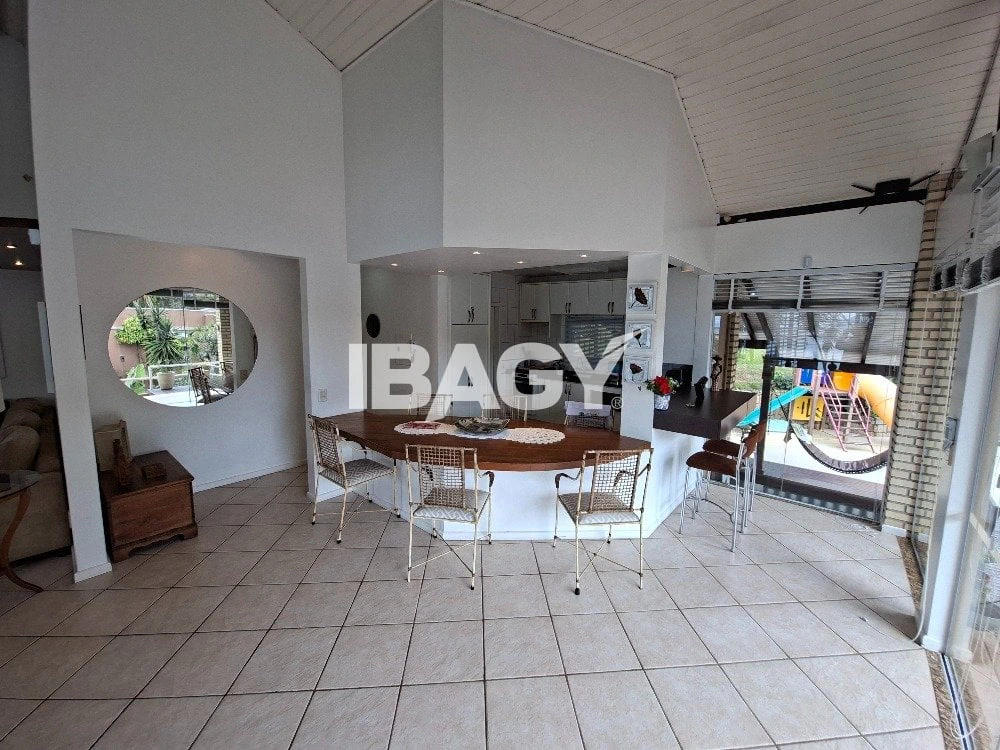 Casa amueblada con 4 dormitorios y 250 m² — photo 24