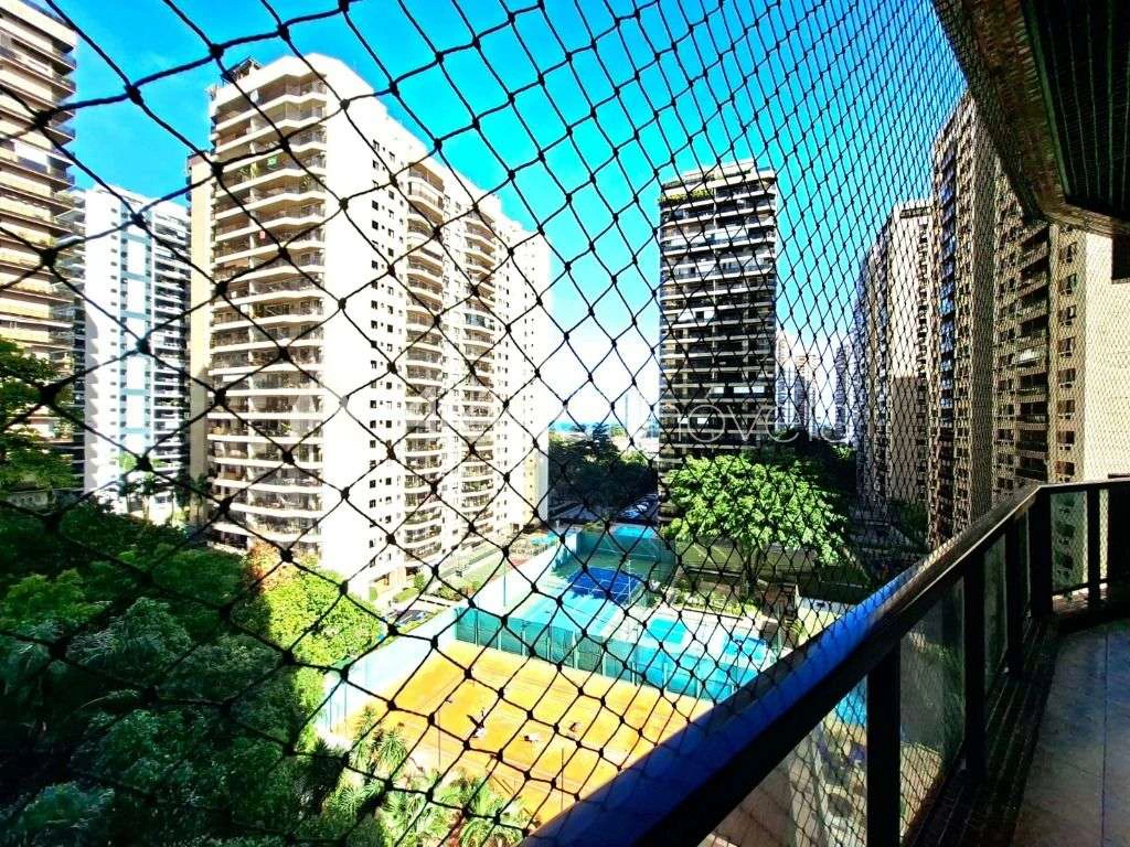 3-bedroom apartment with 140 m² and city-view windows — photo 25