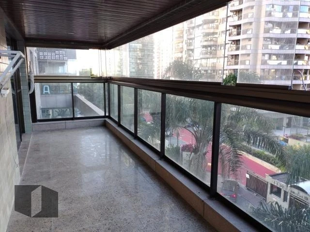 Glass-enclosed balcony in a 4-bedroom apartment, 143 m² — photo 21
