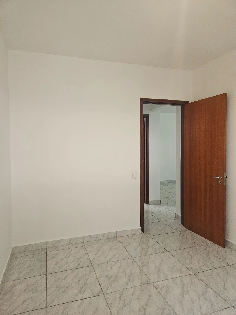 2-bedroom apartment with no parking and a closed kitchen — photo 7