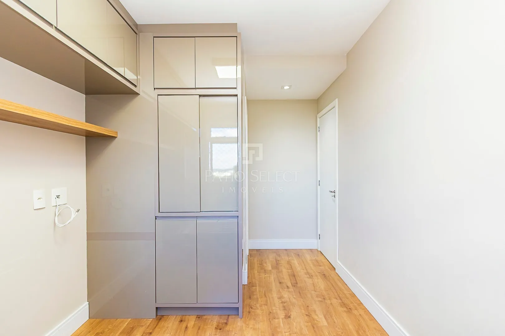 Apartment on the 8th floor with a glass-enclosed balcony — photo 49