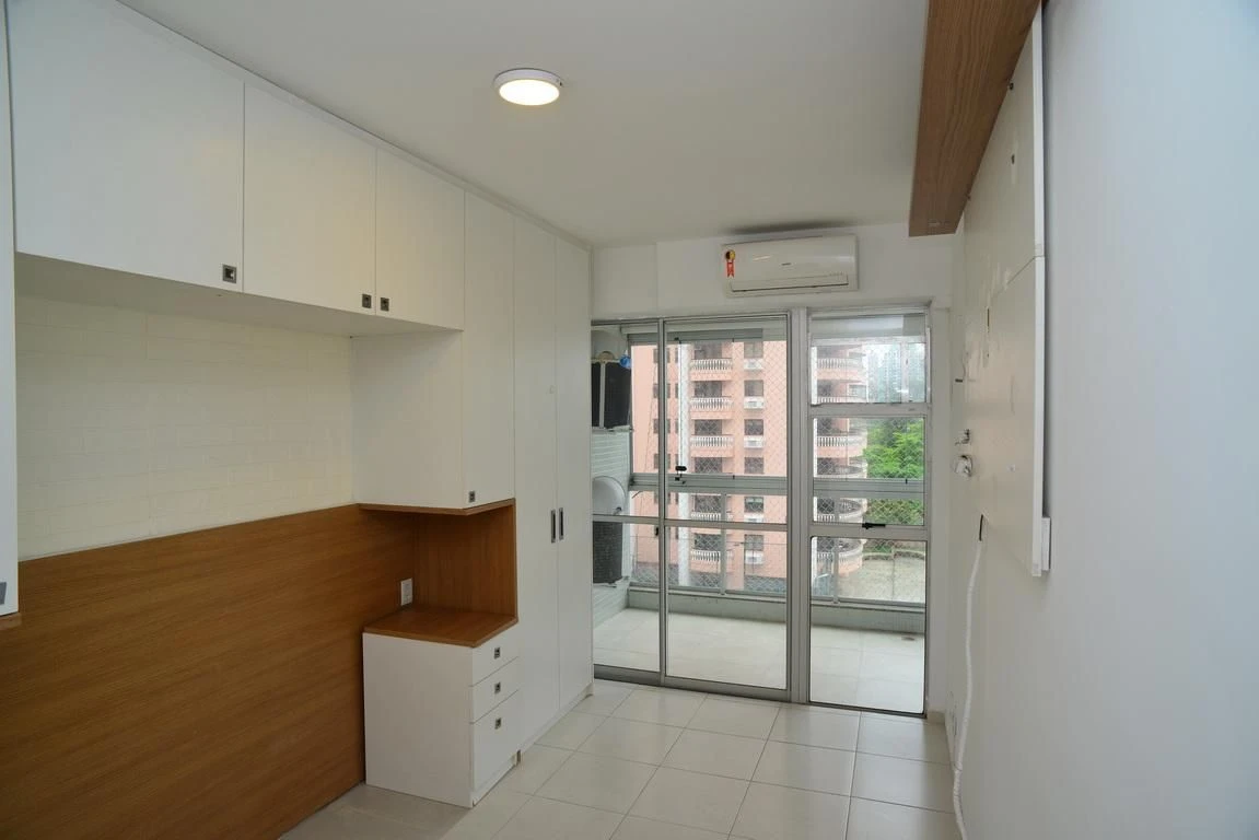 Rental apartment with 2 bedrooms and a glass balcony — photo 8