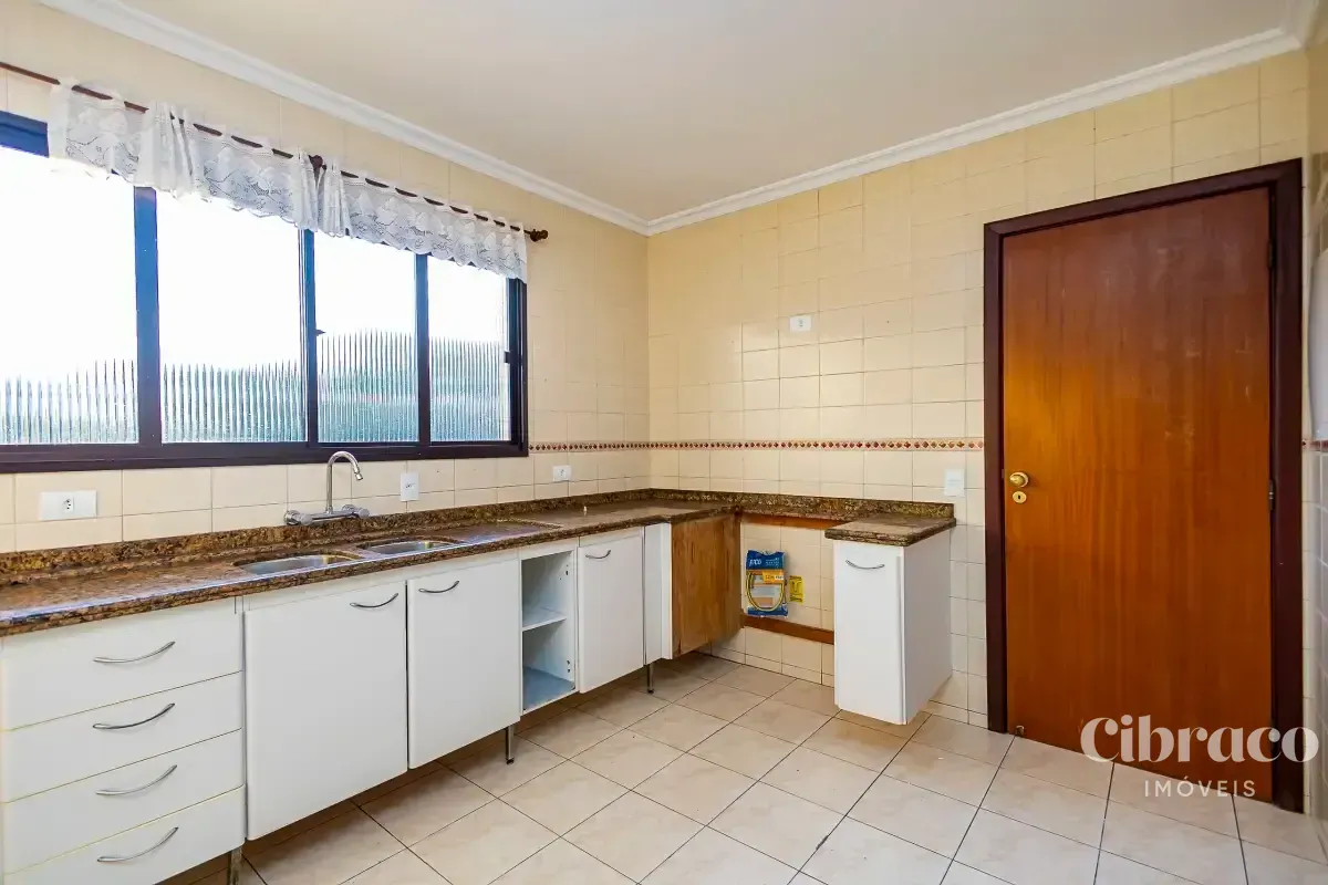 250 m² apartment with 3 bedrooms and a balcony — photo 16