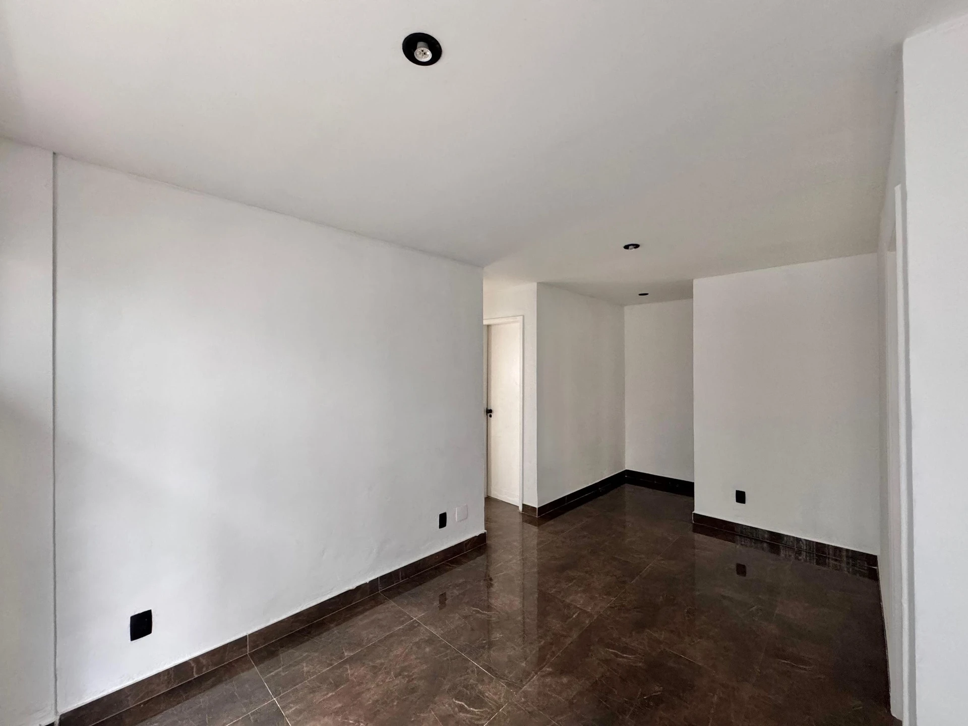 3-bedroom apartment with a balcony and laundry area — photo 15