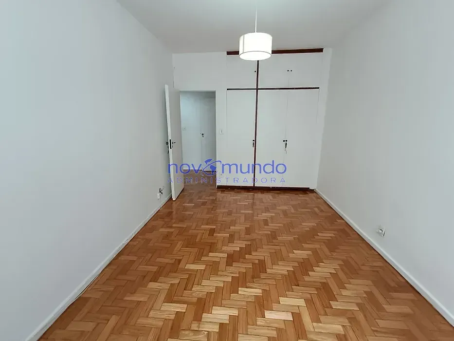 Wood or laminate floors in a 3-bedroom apartment, 198 m² — photo 14