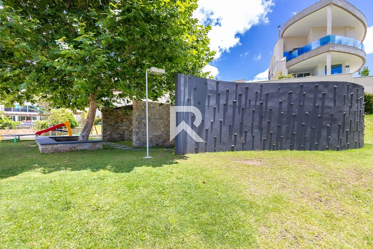 Furnished house with 4 bedrooms and 302 m² and a garden — photo 33