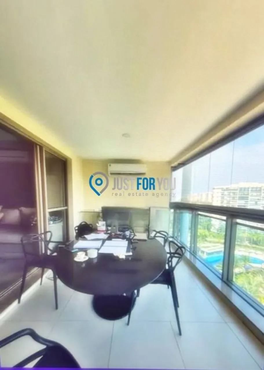 4-bedroom apartment in a building with a pool — photo 11