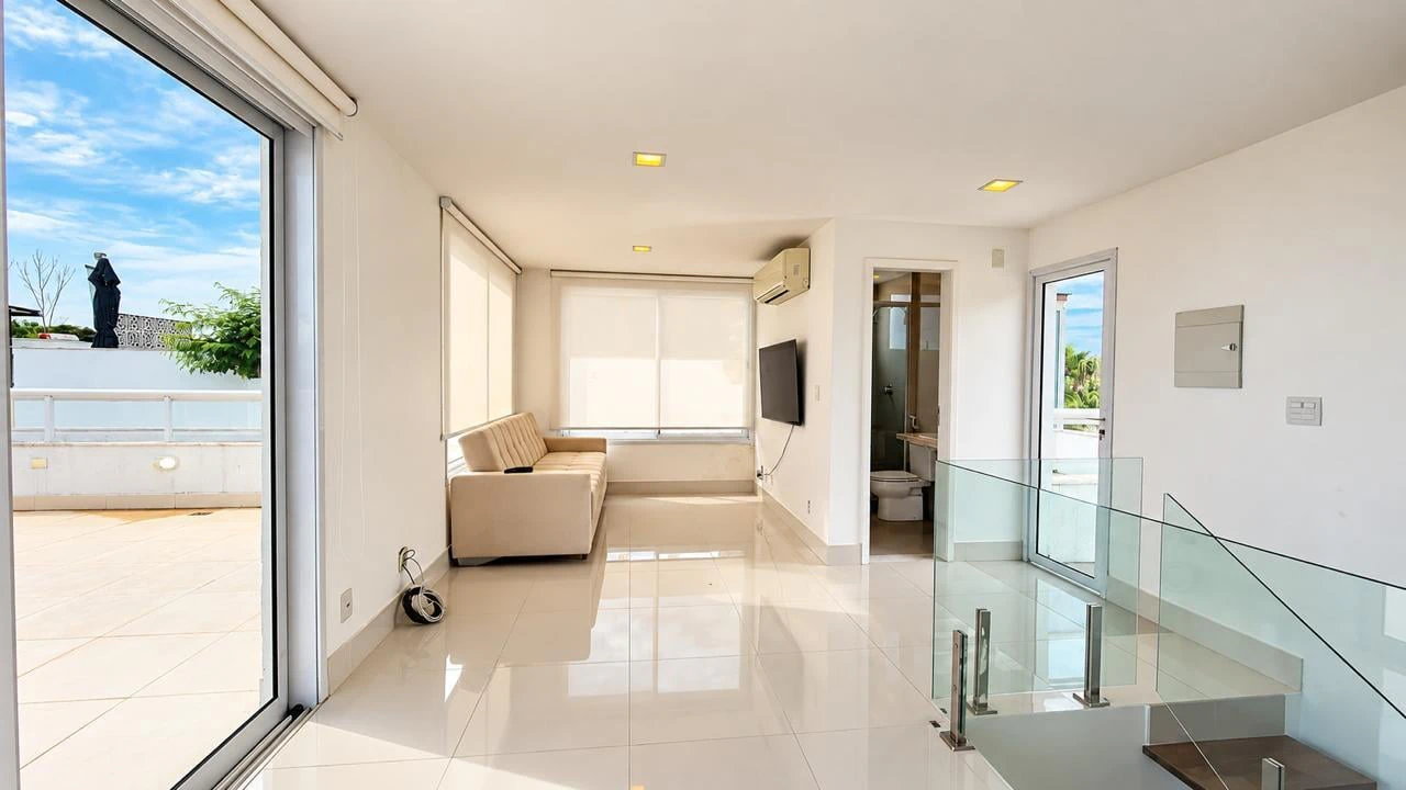 4-bedroom house with floor-to-ceiling windows — photo 29