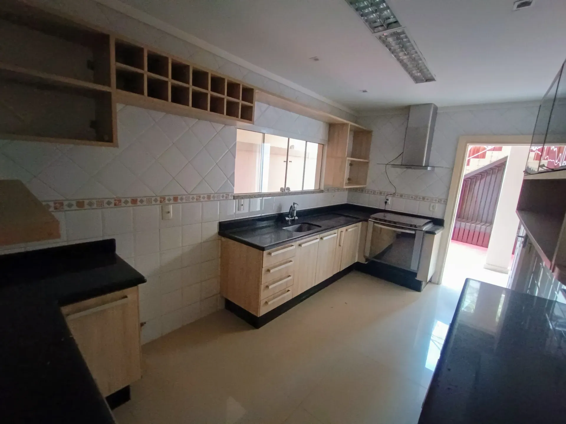 Unfurnished house with 4 bedrooms and 5 bathrooms — photo 14