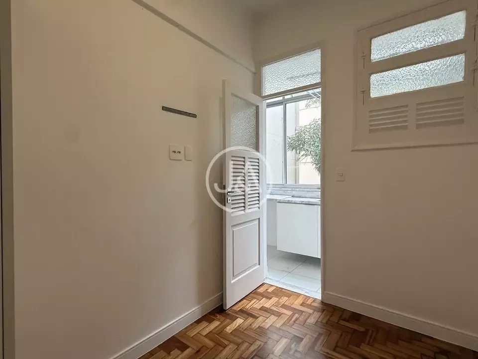 Apartment, 127 m², with wood or laminate floors — photo 13