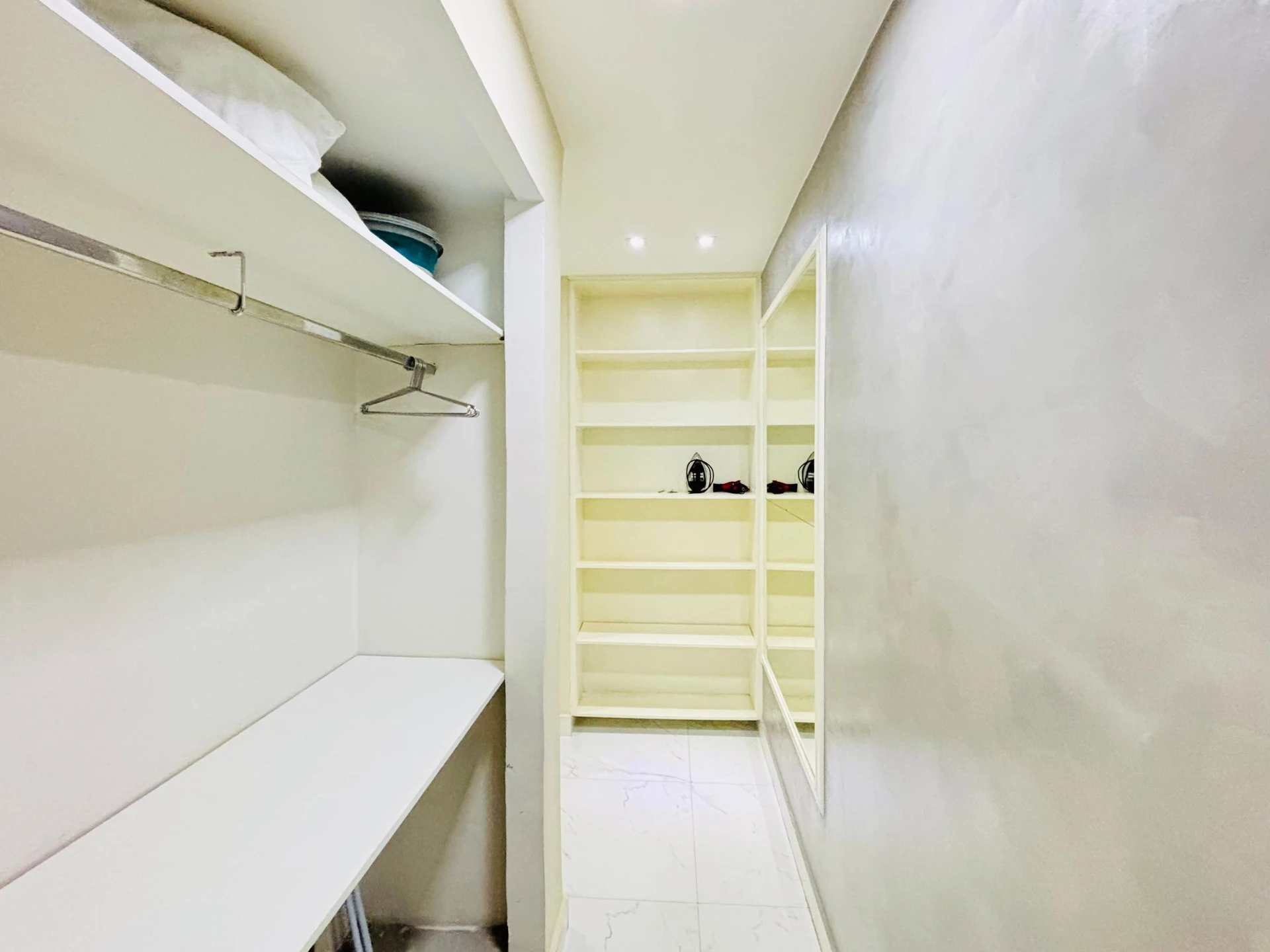 Furnished 1-bedroom apartment with a closed kitchen — photo 10