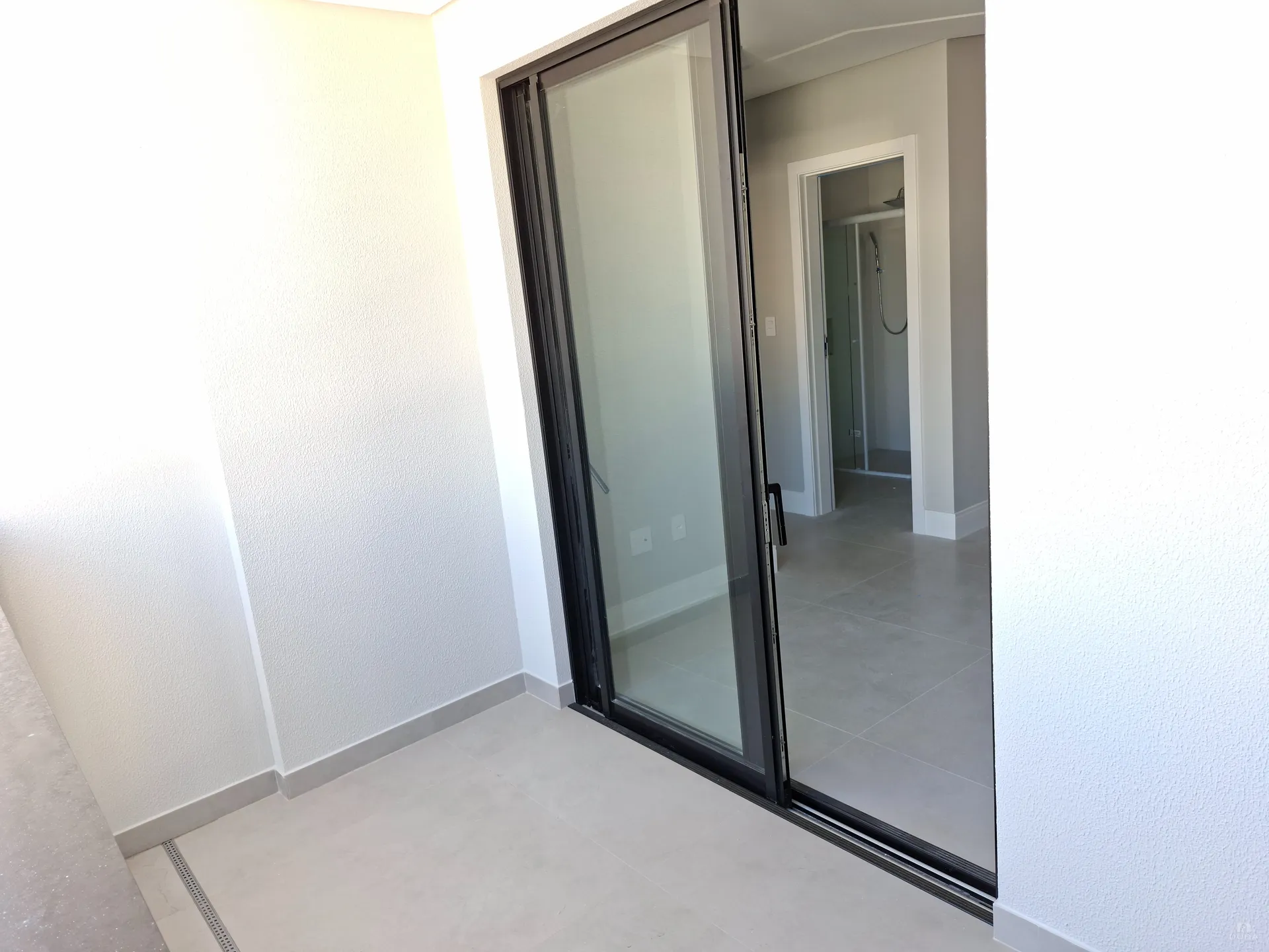 Квартира з 2 спальнями 79 м² та балконом