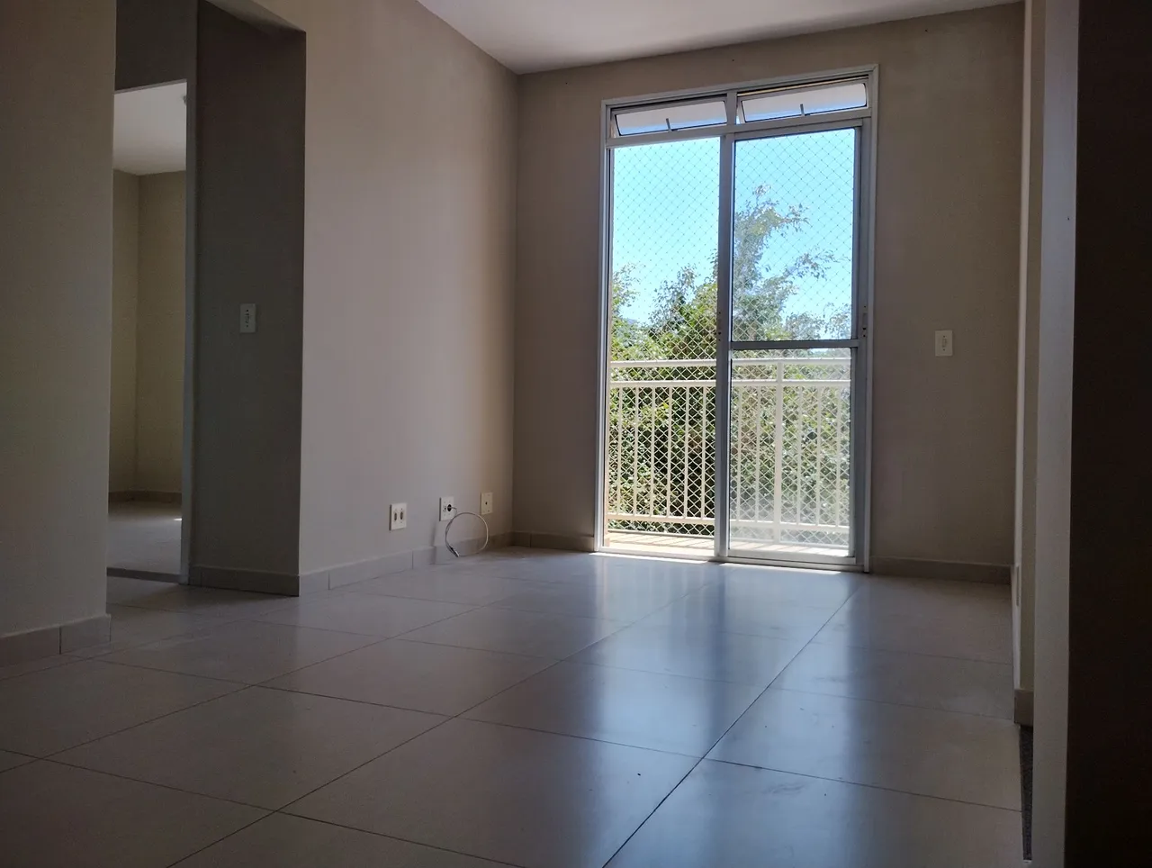 Apartamento de 2 quartos em condomínio com piscina