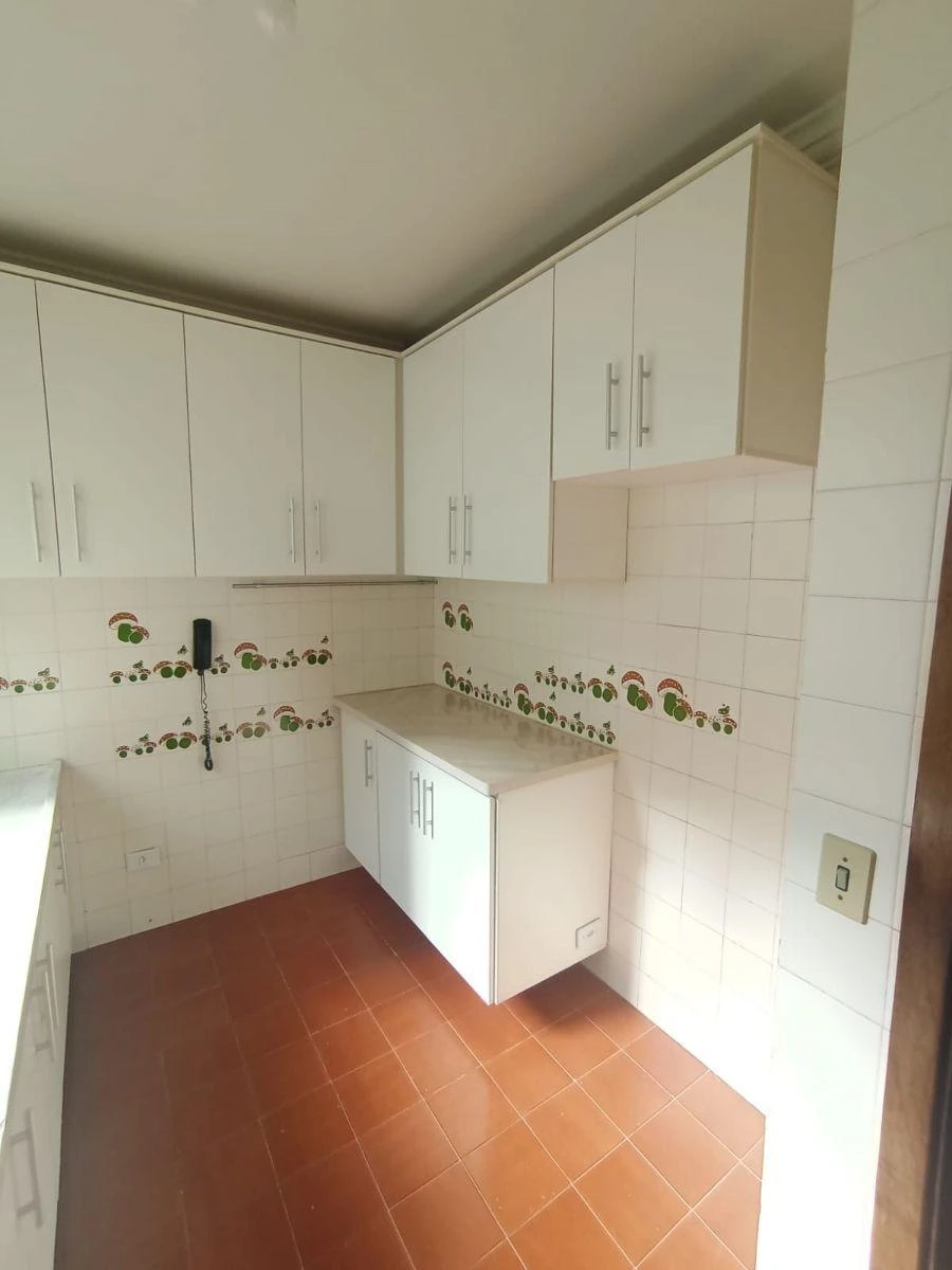 Wood or laminate floors in a 3-bedroom apartment, 110 m² — photo 3