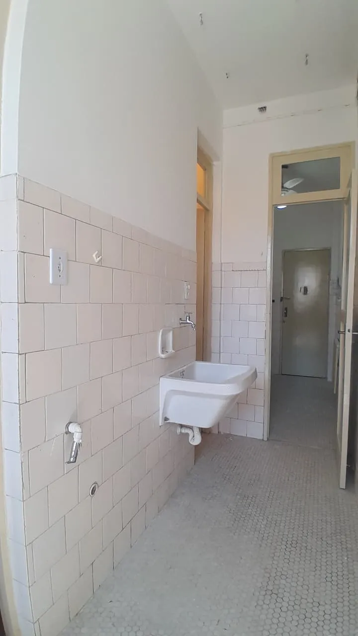 Unfurnished 1-bedroom apartment with glass shower and electric showerheads — photo 13