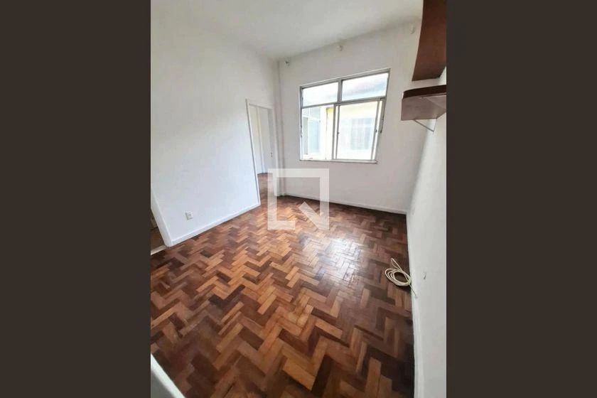 Wood or laminate floors in a one-bedroom apartment, 50 m² — photo 6
