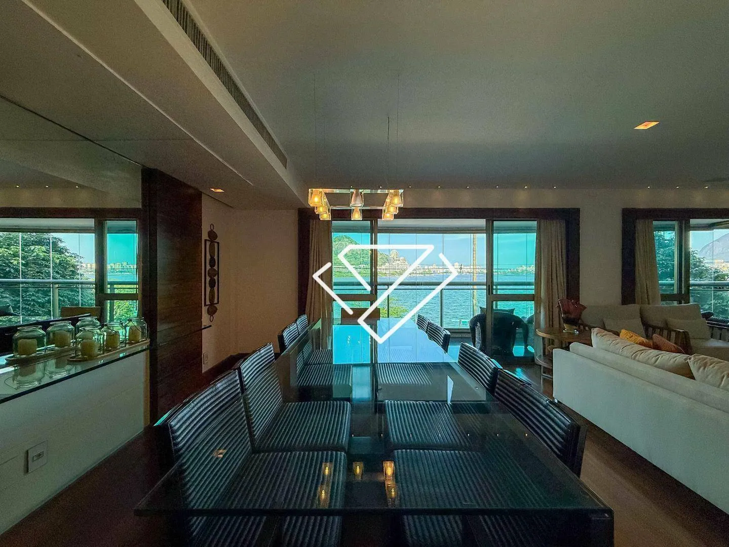 Furnished apartment with 4 en-suites and 258 m² — photo 16