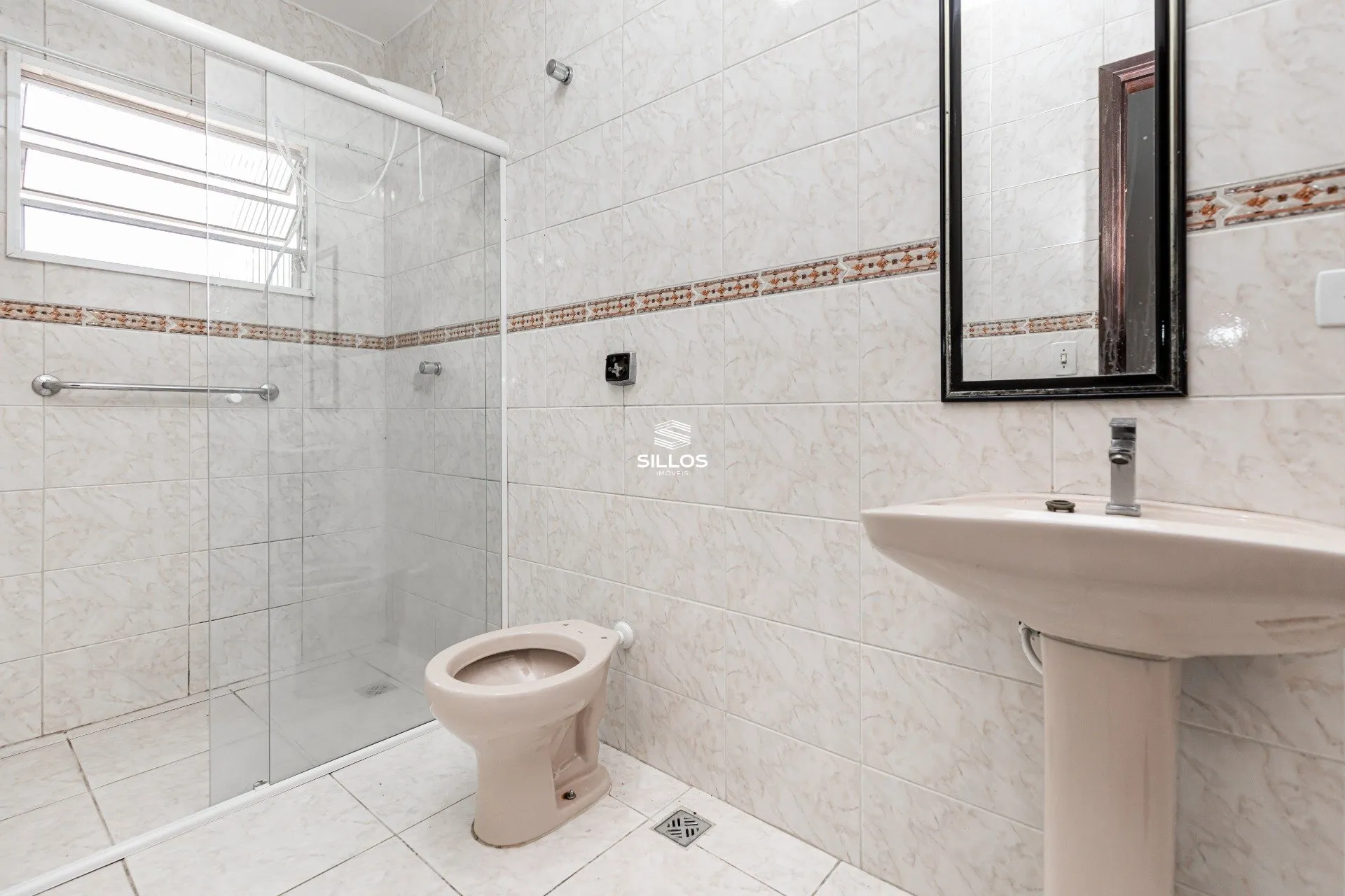 Casa de 3 quartos com piso de madeira ou laminado — photo 6