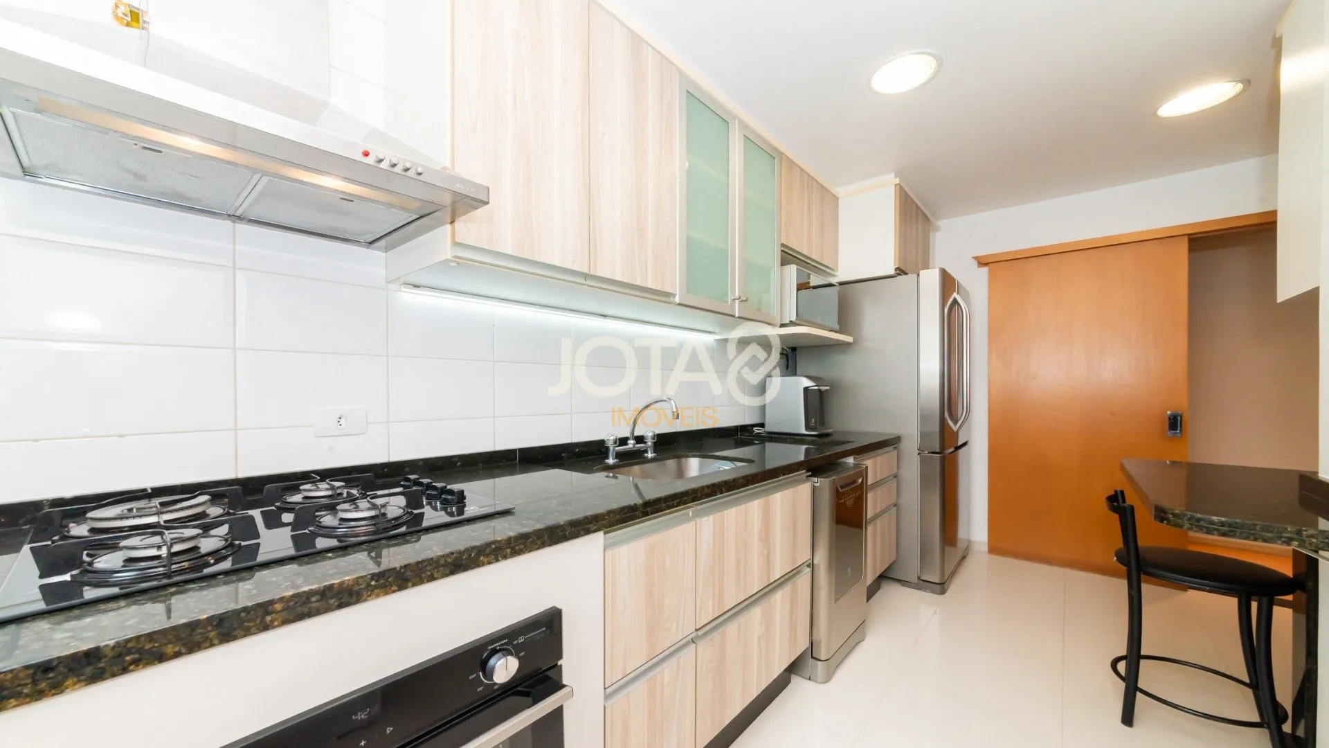 3-bedroom apartment in a building with a gym — photo 10