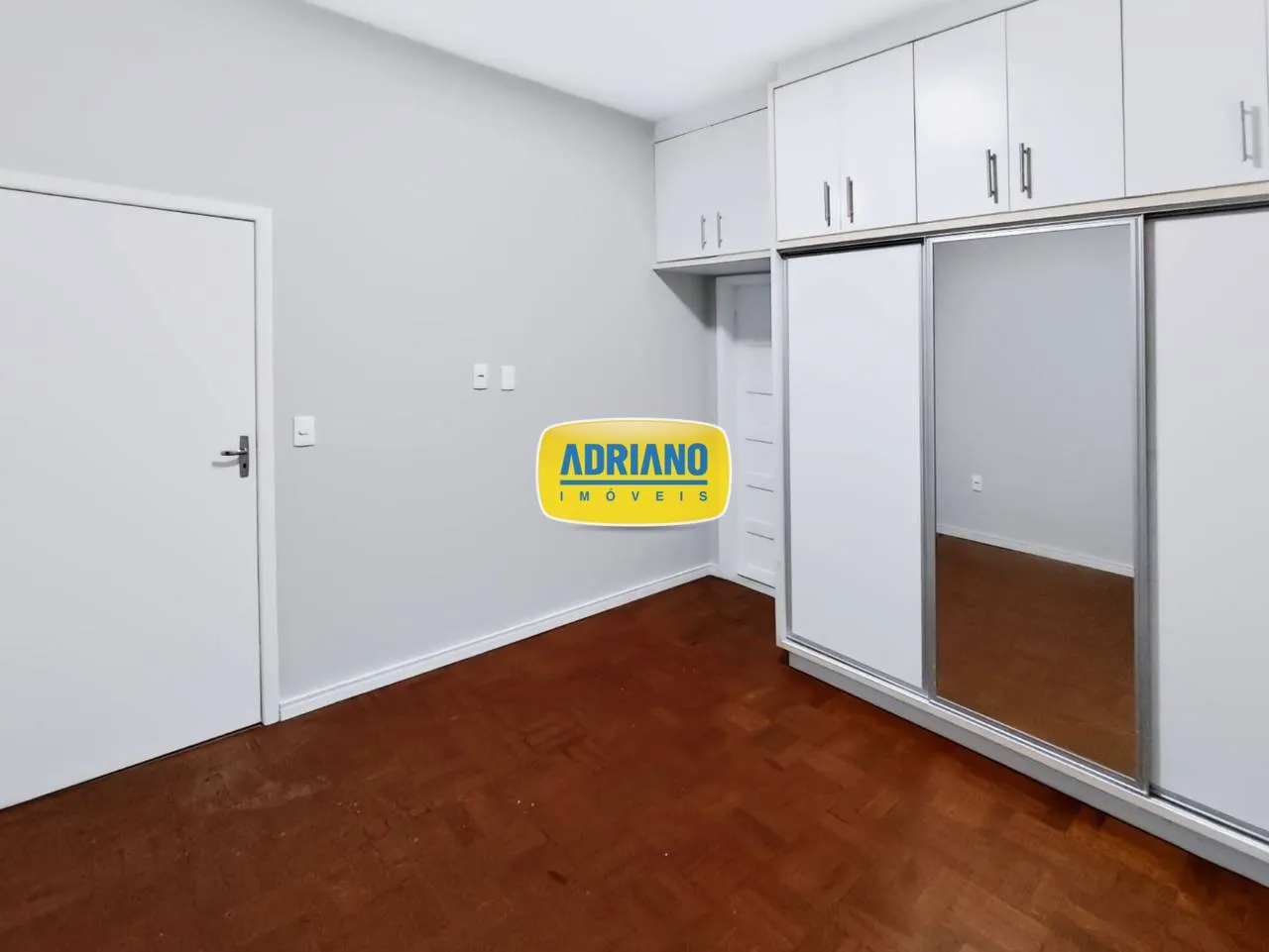 House with 5 bedrooms and a closed-off kitchen — photo 8
