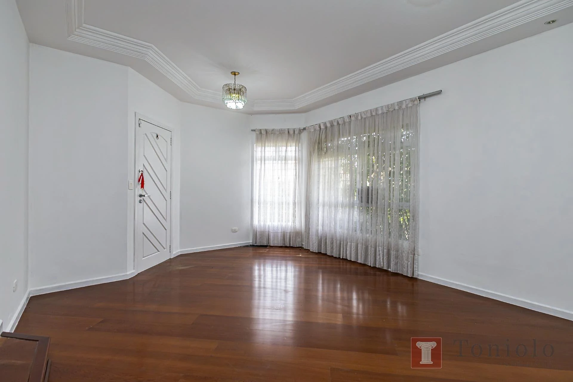 380 m² house with a bathtub and a walk-in closet — photo 7