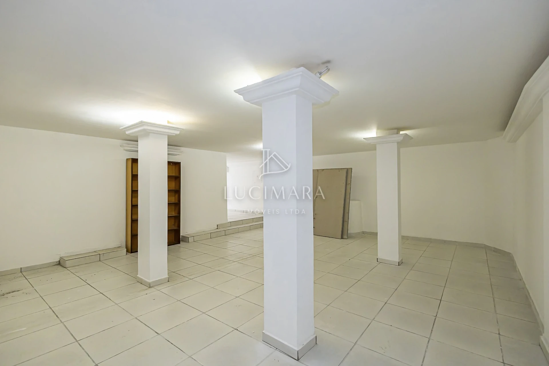 Wood or laminate floors in a 2-bedroom house, 170 m² — photo 27
