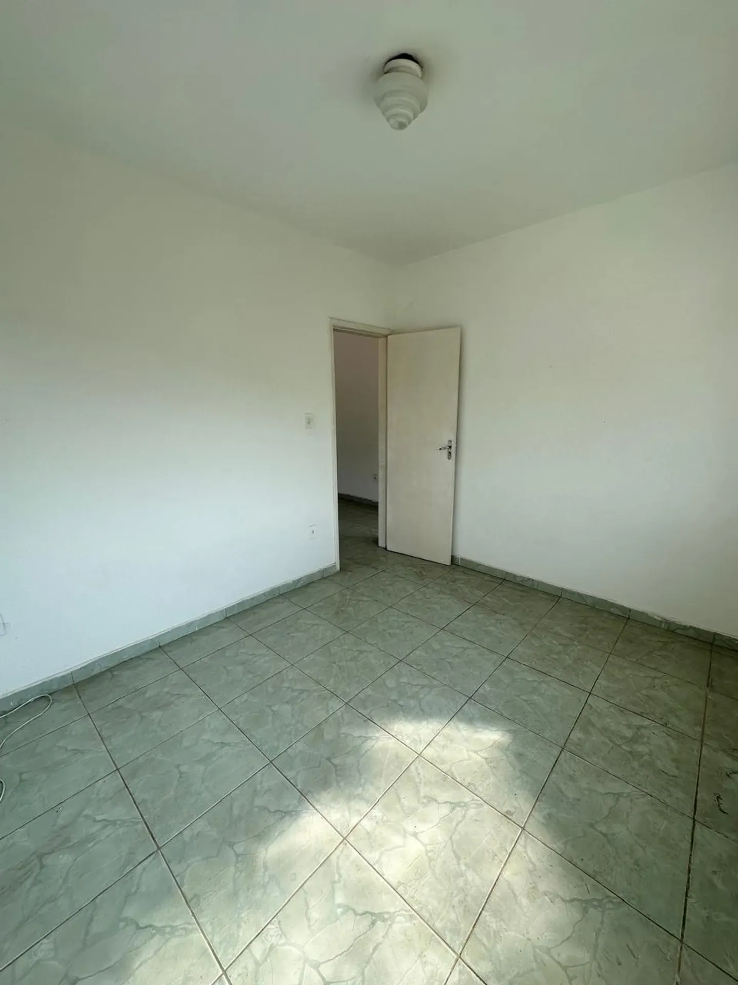 Unfurnished apartment with a private garden — photo 18