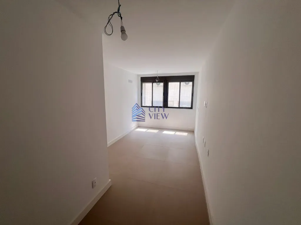 4-bedroom apartment with 5 bathrooms and a balcony — photo 17