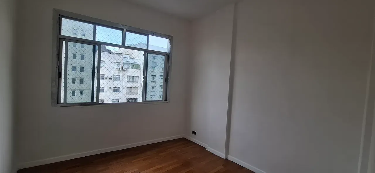 Wood or laminate floors in a 2-bedroom apartment, 68 m² — photo 4