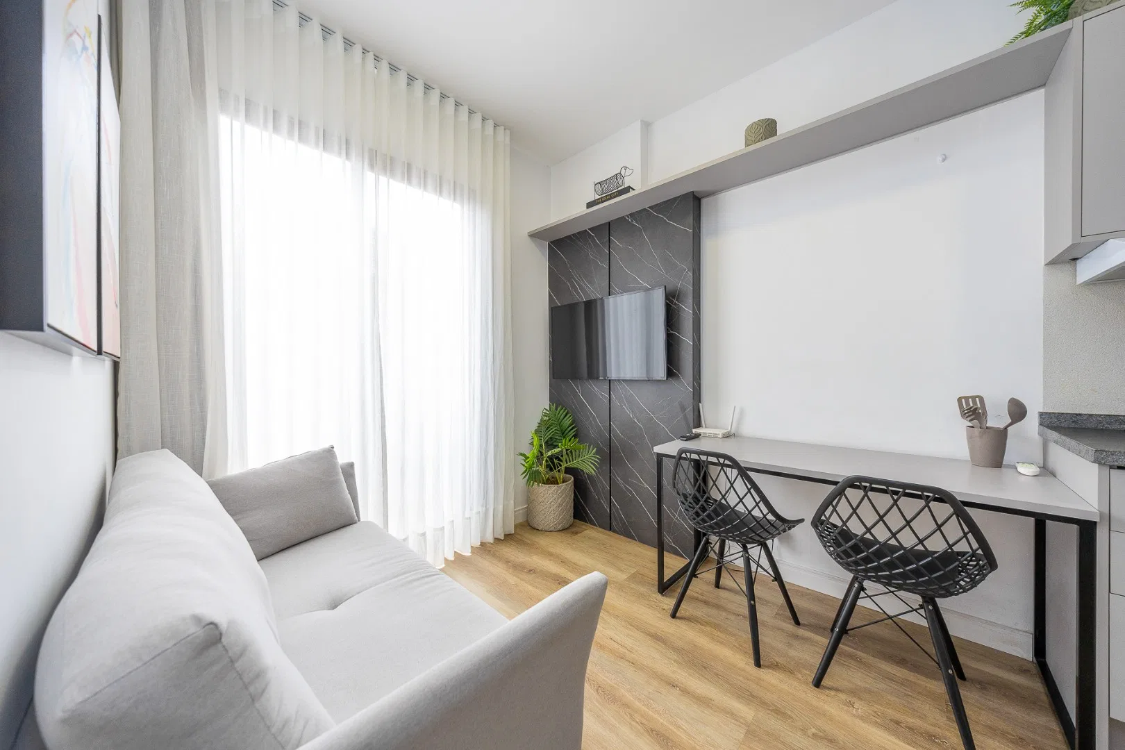 27 m² studio with a washing machine and a home office — photo 8