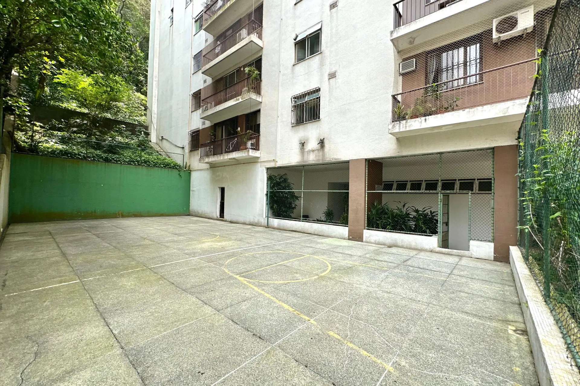 One-bedroom apartment with a mountain view in Rio de Janeiro — photo 13