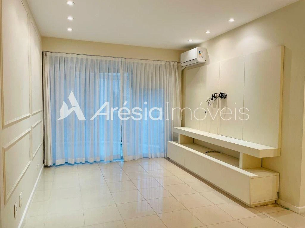 2-bedroom apartment in a building with a pool — photo 7