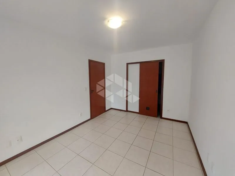 Apartamento de 3 quartos em condomínio com piscina — photo 16