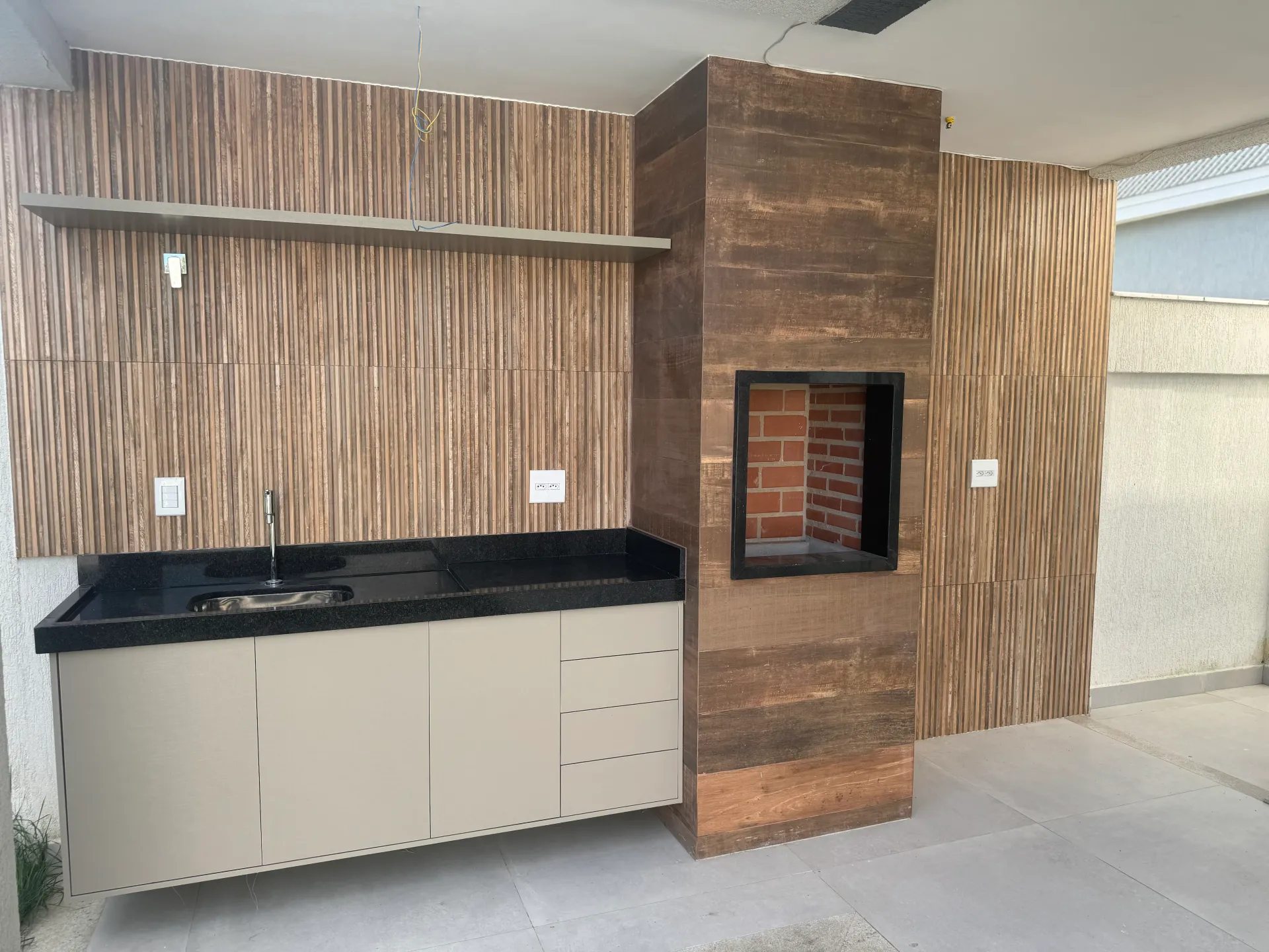 4-bedroom house with floor-to-ceiling windows — photo 2