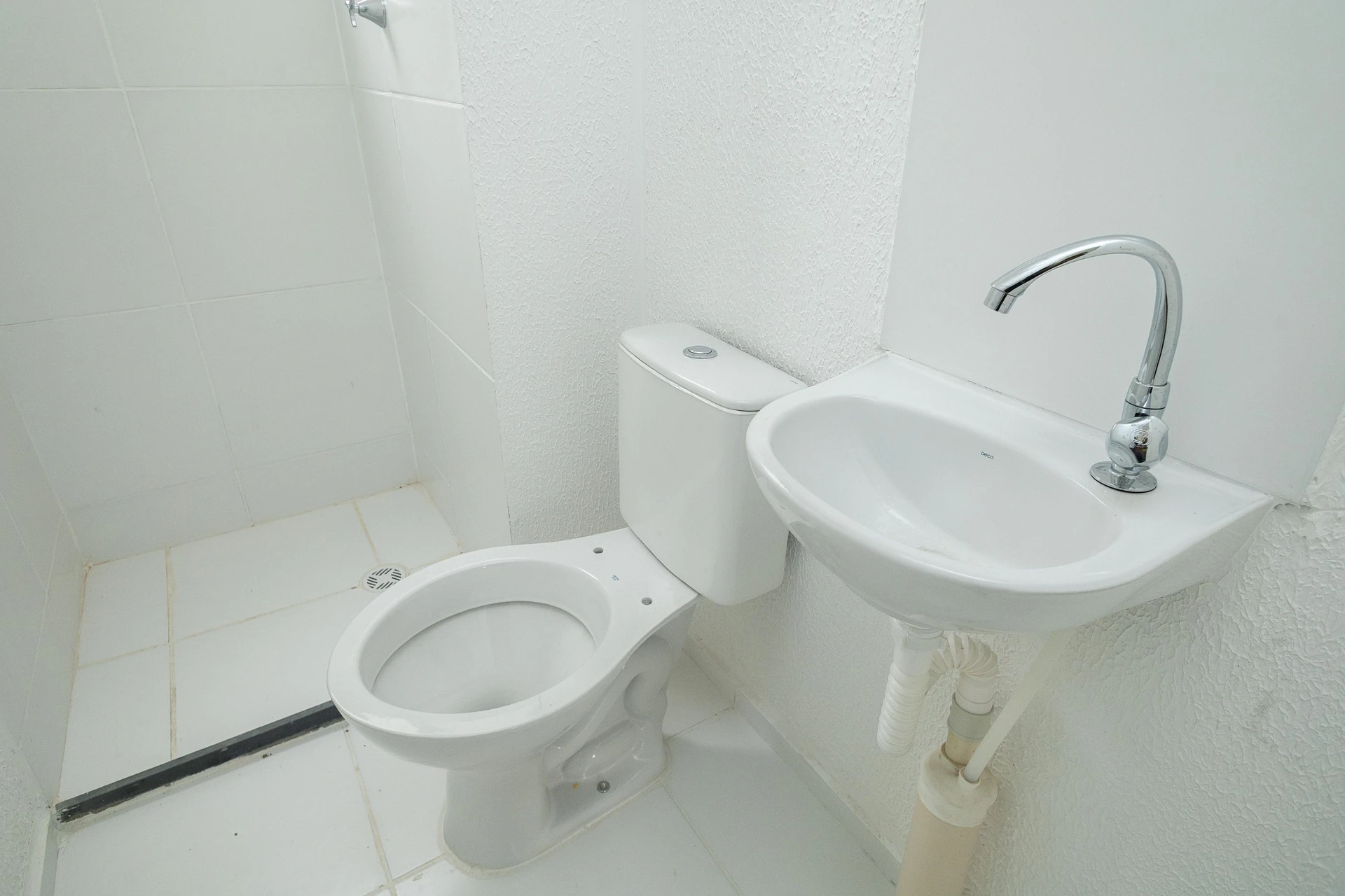 Unfurnished 2-bedroom apartment with a private garden — photo 10