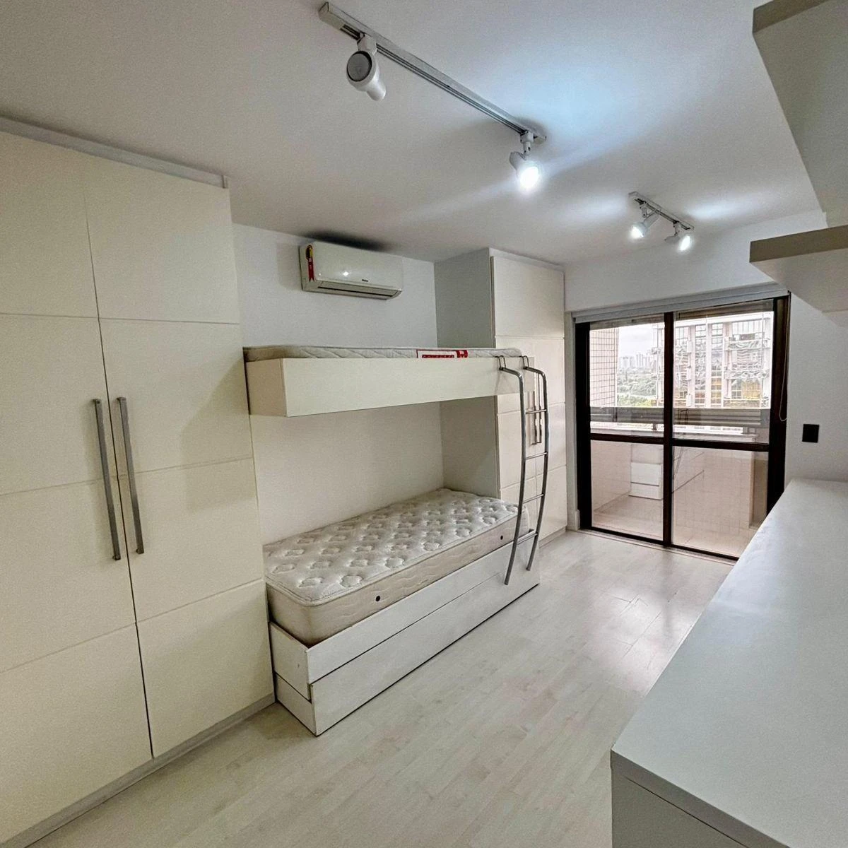 Furnished 150 m² apartment with 2 en-suite bedrooms — photo 8