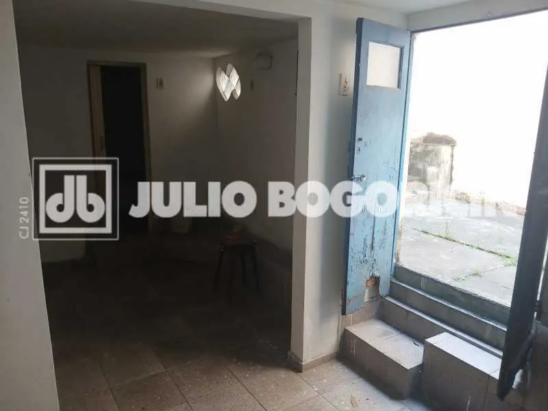 Unfurnished apartment with 6 bedrooms and 3 bathrooms — photo 19