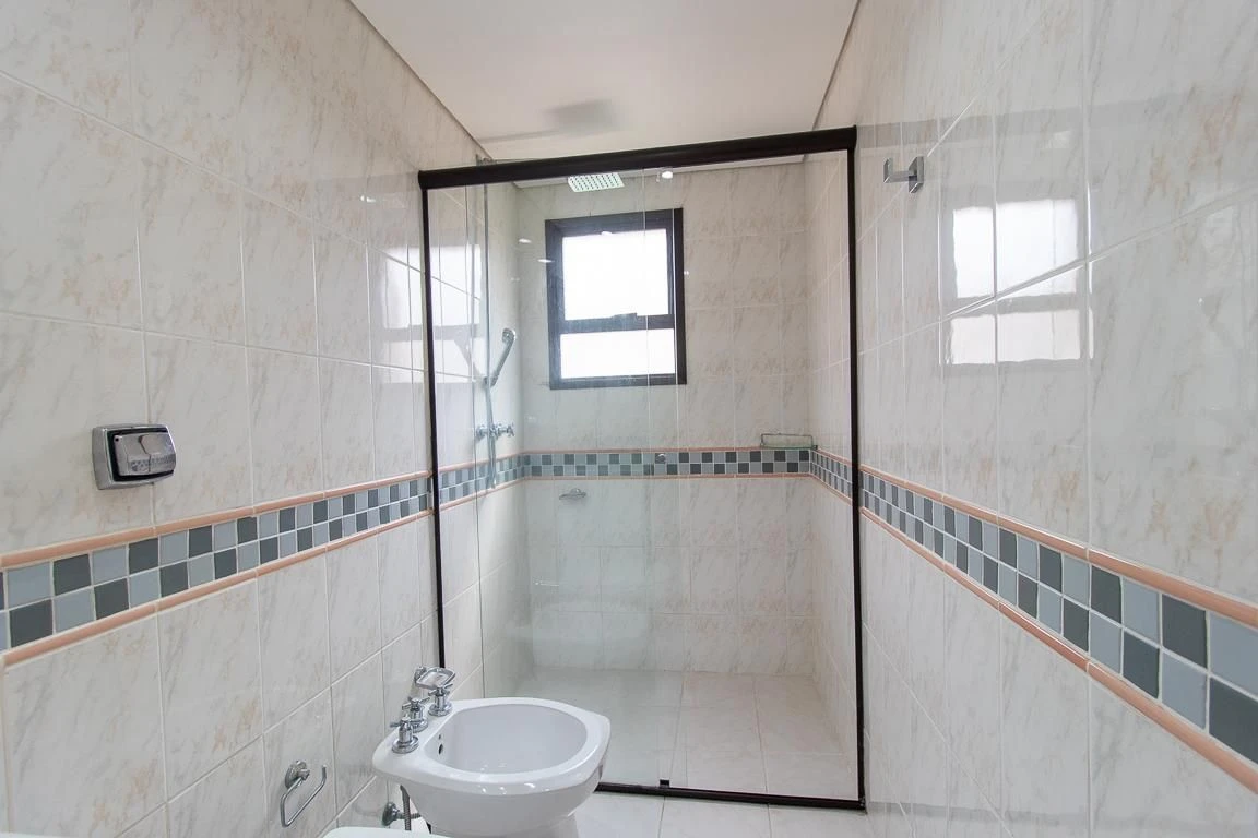 3-bedroom apartment with a bathtub in Curitiba — photo 53