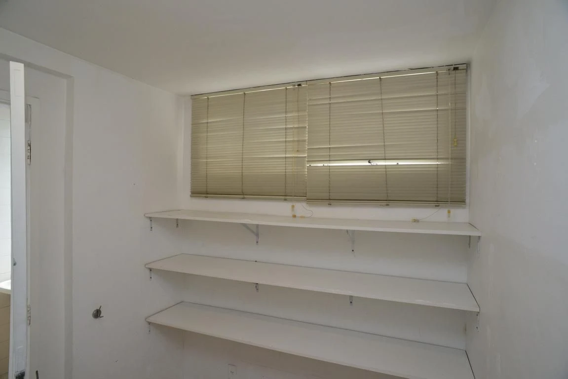 Rental apartment with 2 bedrooms and a glass balcony — photo 32