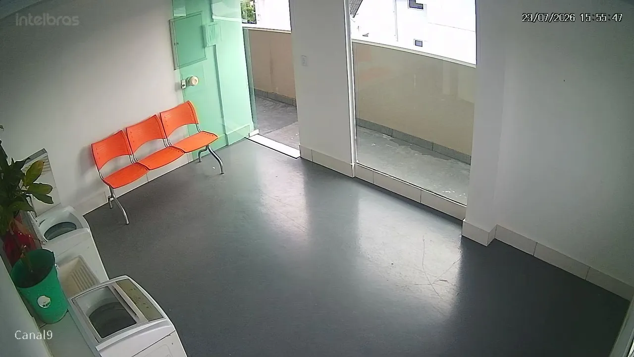 Furnished studio flat with 1 bedroom and gas kitchenette — photo 4
