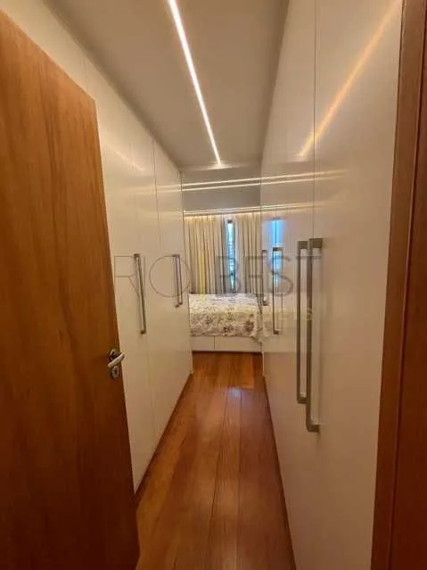Furnished 4-bedroom apartment with a glassed-in balcony — photo 10