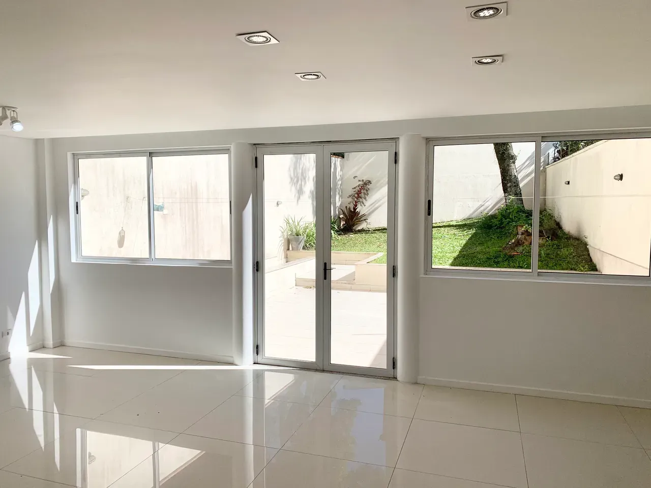 Unfurnished house with open-plan gas kitchen — photo 19