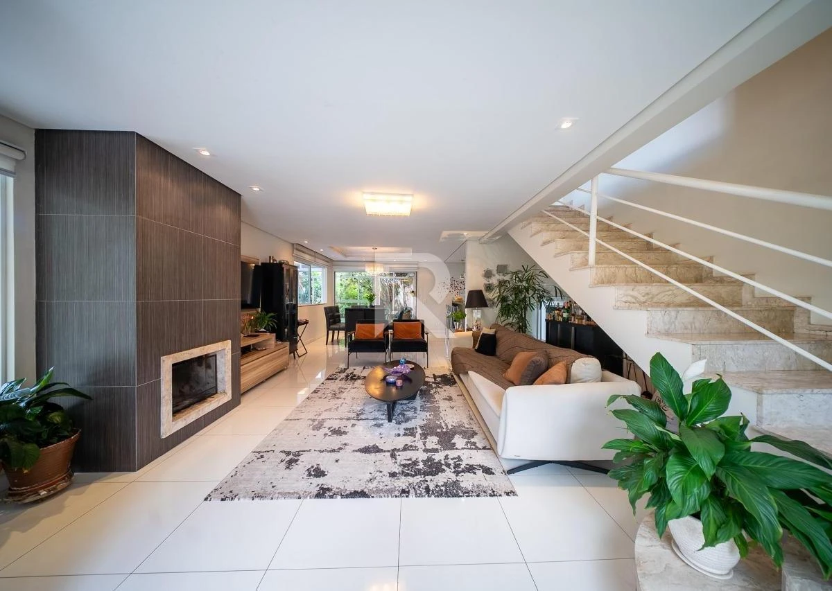 4-bedroom house with a grill on the balcony