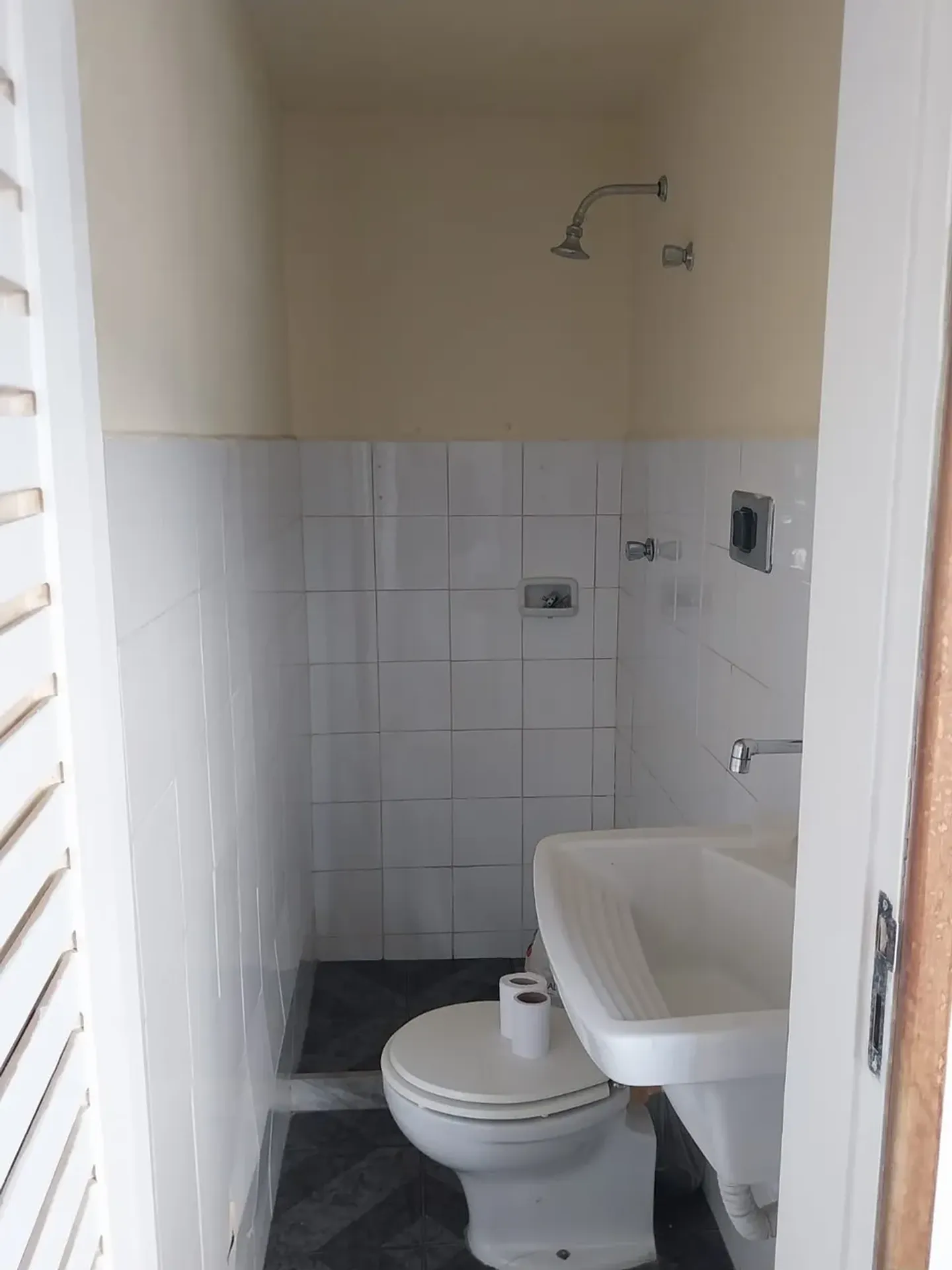 One-bedroom apartment with wood or laminate floors — photo 14
