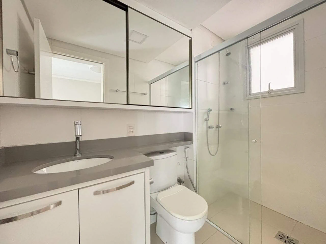 Glass-enclosed balcony in a 4-bedroom apartment, 127 m² — photo 19