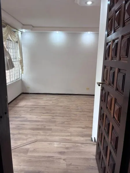 Home office in a 3-bedroom apartment, 160 m²