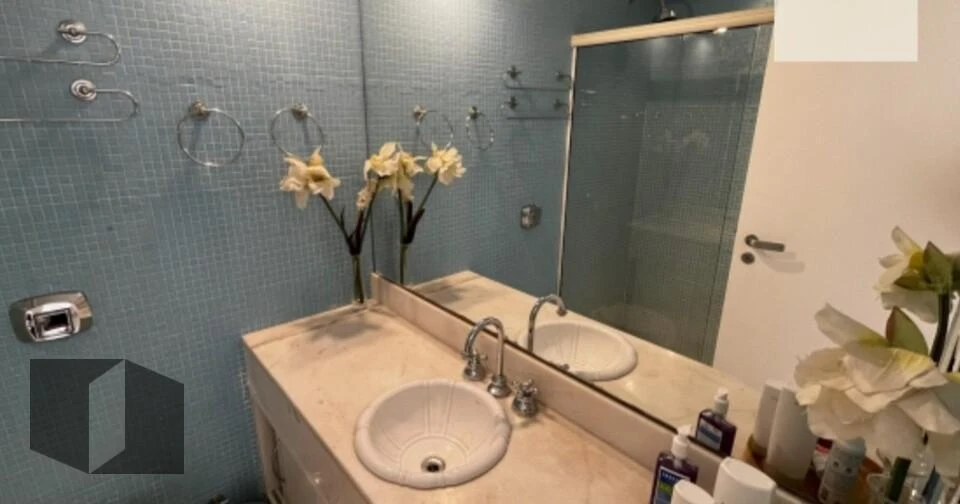 4-bedroom apartment in a building with a pool — photo 11