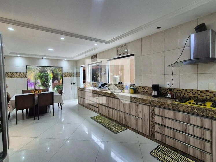 Furnished house, 400 m², with a glass-enclosed balcony — photo 3